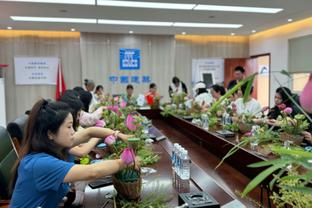 无法接受？龙赛罗看到梅西获奖，直接离开节目现场！